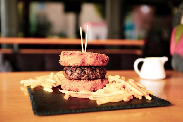 Delicioso hambúrguer com molho de legumes de carne de bovino grelhada Conceito de fast food e junk food