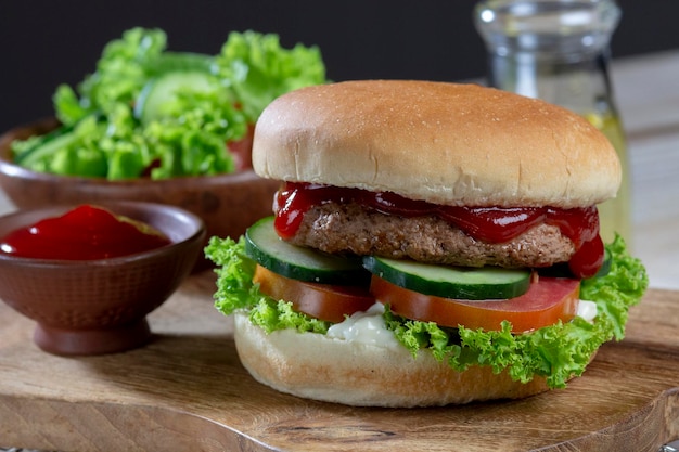 Delicioso hambúrguer de carne fresca com molho de tomate