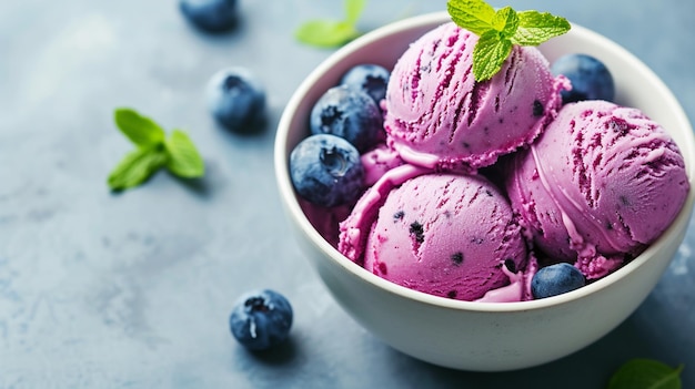 delicioso helado de arándanos en un plato blanco con bayas