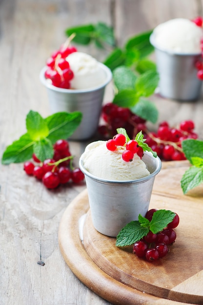 Delicioso helado con bayas y menta