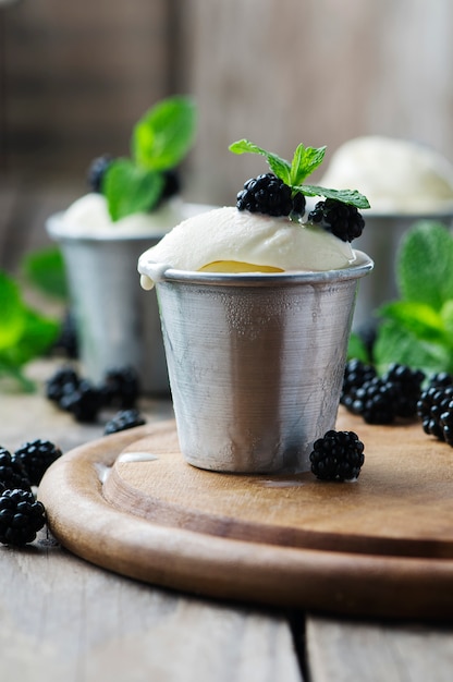 Delicioso helado con bayas y menta