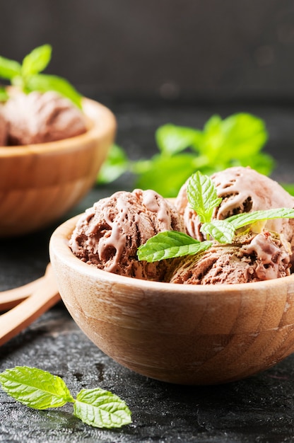 Delicioso helado con chocolate y leche.