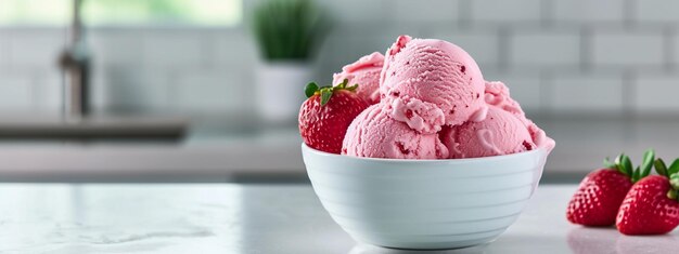 delicioso helado de fresa en un plato blanco con una baya