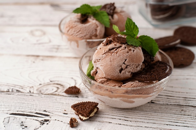 Foto delicioso helado y galletas de alto ángulo.