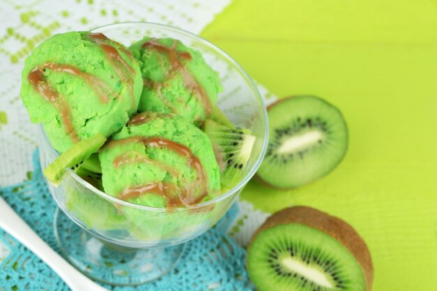 Delicioso helado en jarrón de vidrio en primer plano de mesa de madera