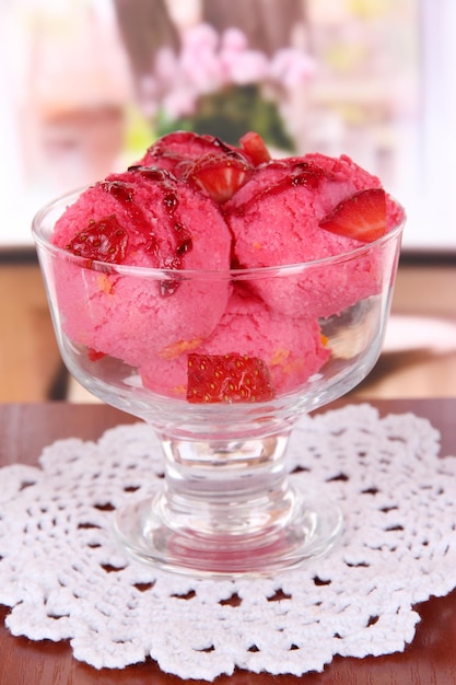 Delicioso helado en la mesa de la habitación