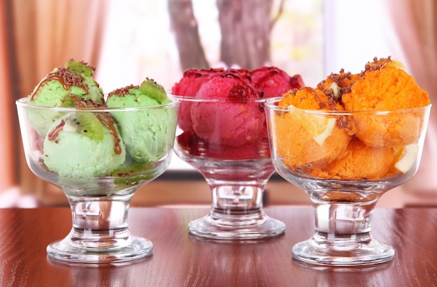 Delicioso helado en la mesa de la habitación