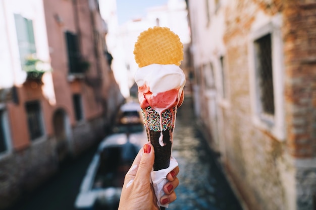 Delicioso helado o helado en cono de waffle en Venecia, Italia