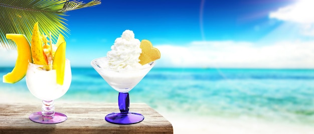 Delicioso helado en la playa Concepto de comida de verano saludable