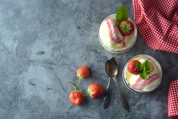 Delicioso helado de vainilla con hojas de menta y fresas copia espacio