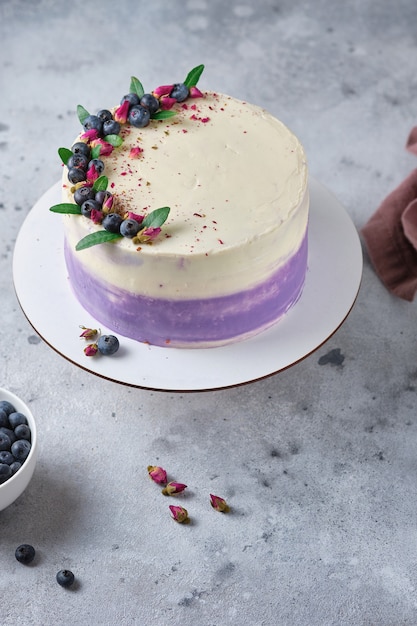 delicioso y hermoso pastel hecho a mano el postre está decorado con bayas frescas