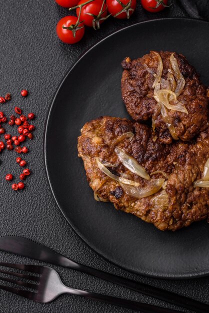 Foto delicioso hígado de pollo o res frito con especias saladas y hierbas