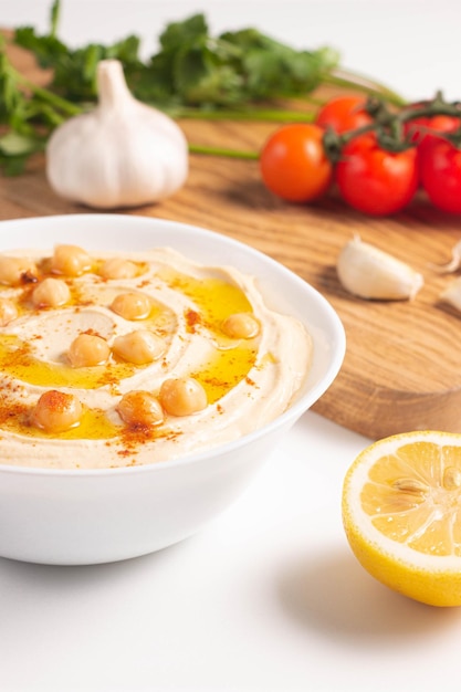 Delicioso homus com grão de bico azeite limão e pão pita Conceito de comida vegetariana