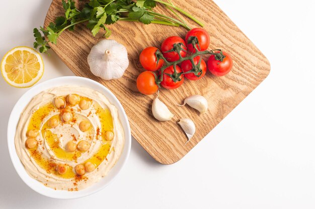 Delicioso homus com grão de bico azeite limão e pão pita Conceito de comida vegetariana