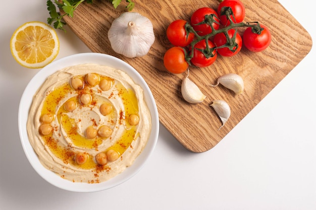 Delicioso homus com grão de bico azeite limão e pão pita Conceito de comida vegetariana