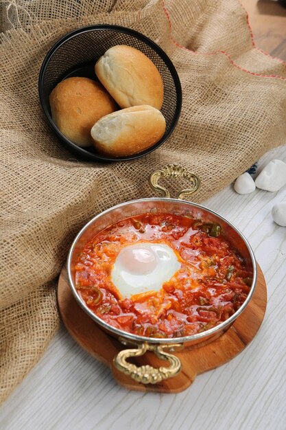 Delicioso huevo revuelto en la mesa