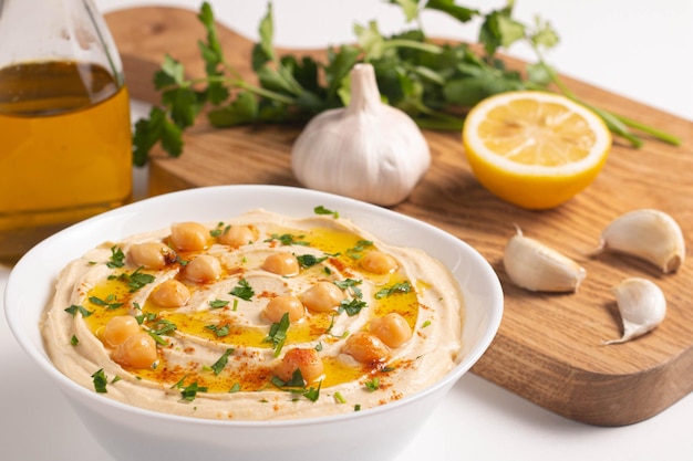 Delicioso hummus con garbanzos aceite de oliva limón y pan de pita Concepto de comida vegetariana