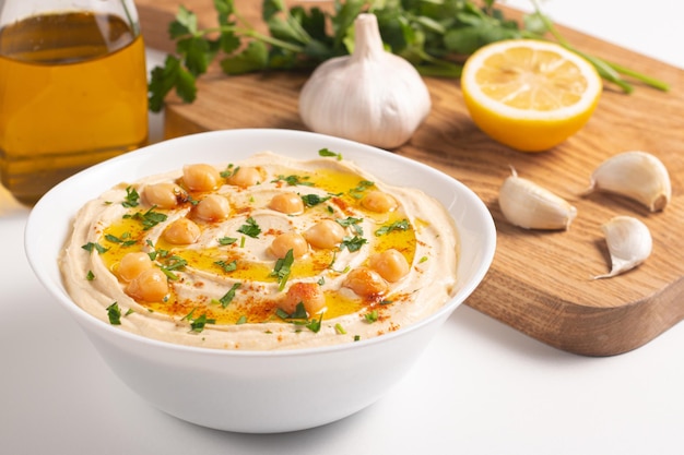 Delicioso hummus con garbanzos, aceite de oliva, limón y pan de pita. Concepto de comida vegetariana.