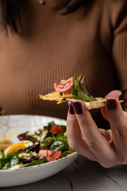 Foto delicioso hummus con verduras y tomates