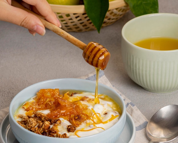 Delicioso iogurte com casca de limão e mel