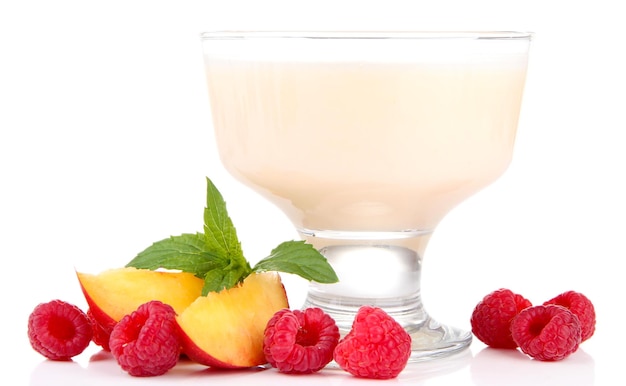 Delicioso iogurte com frutas e bagas isoladas em branco