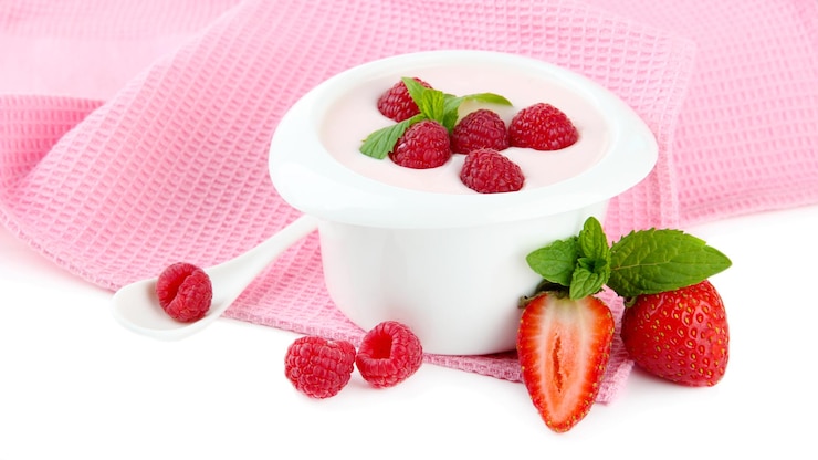 Foto delicioso iogurte com frutas isoladas em branco