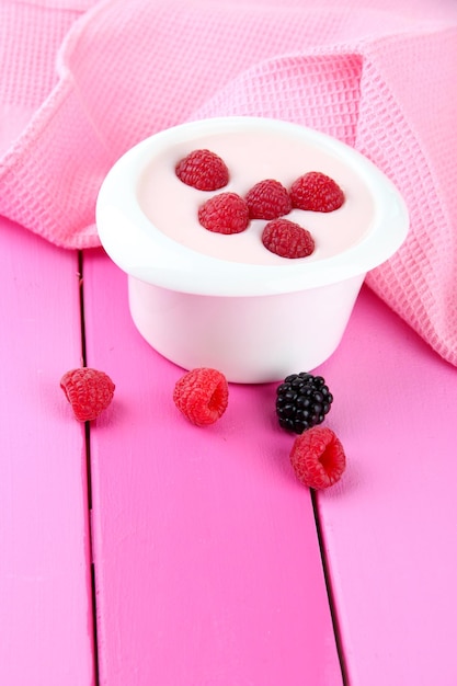 Delicioso iogurte com frutas na mesa closeup
