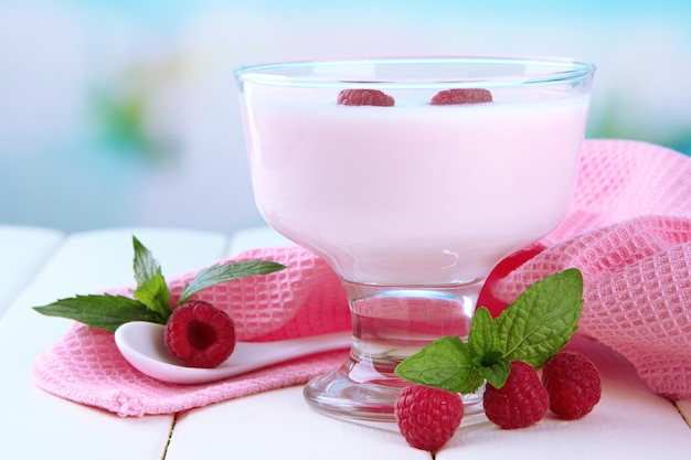 Delicioso iogurte com frutas na mesa em fundo brilhante