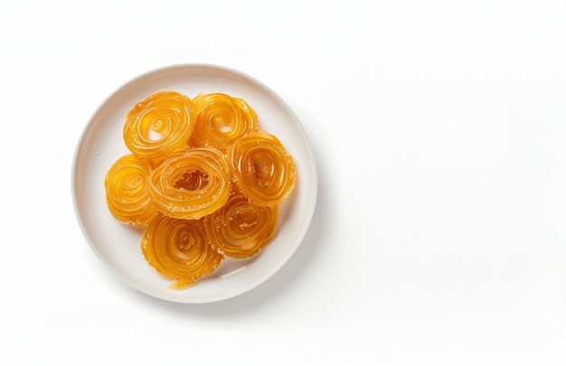 Delicioso jalebi doce indiano lindamente apresentado em uma placa de cerâmica contra um fundo branco limpo foto de fundo de holi