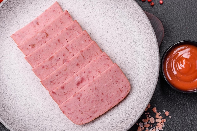 Delicioso jamón rosado enlatado con especias saladas y hierbas