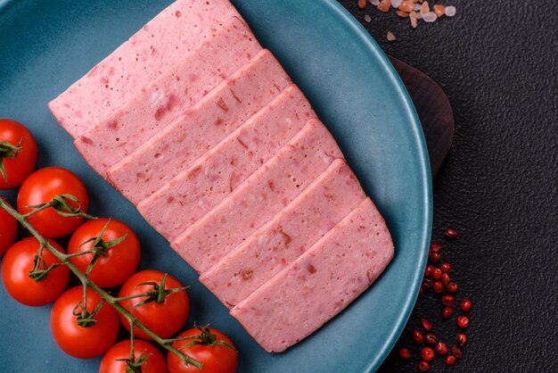 Delicioso jamón rosado enlatado con especias saladas y hierbas