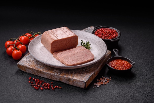 Delicioso jamón rosado enlatado o spam con especias saladas y hierbas