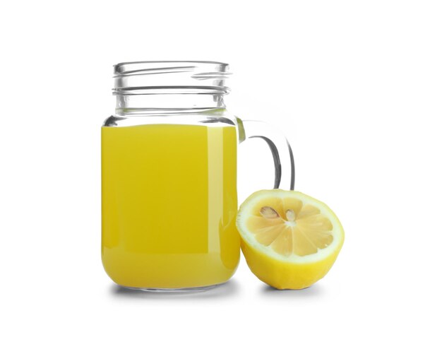 Delicioso jugo de limón en frasco de masón sobre fondo blanco