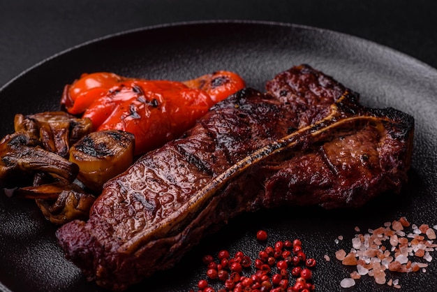 Delicioso y jugoso filete de carne de res con especias saladas y hierbas