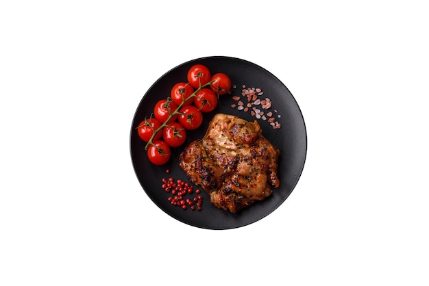 Delicioso y jugoso filete de pollo con especias saladas y hierbas