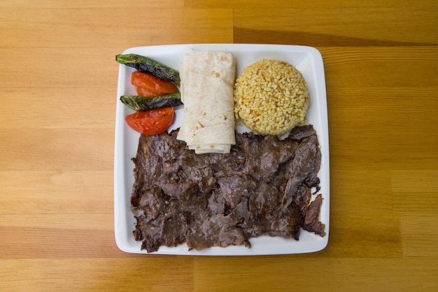 Delicioso kebab turco en una mesa