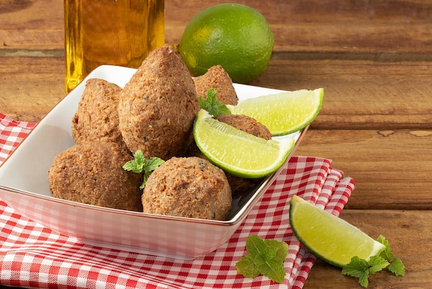 Delicioso kibbeh en tazón de fuente blanco