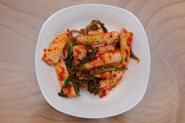 Delicioso kimchi de rábano sazonado con chile picante en polvo