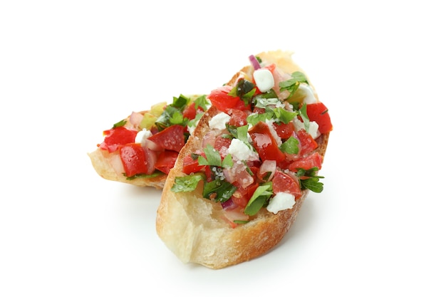 Delicioso lanche de bruschetta isolado no fundo branco