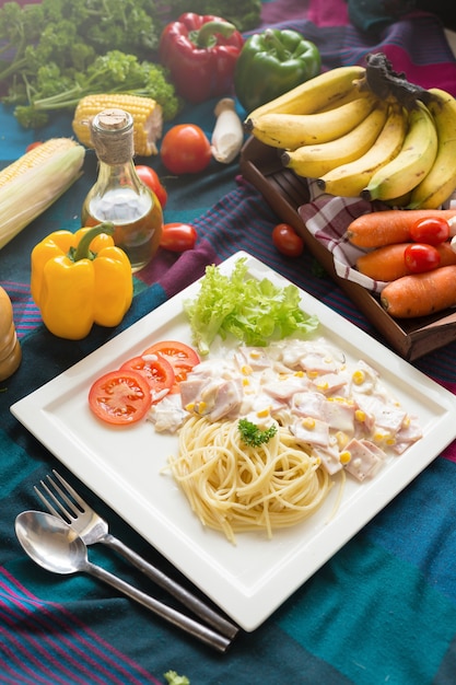 Delicioso macarrão à carbonara com bacon e queijo parmesão