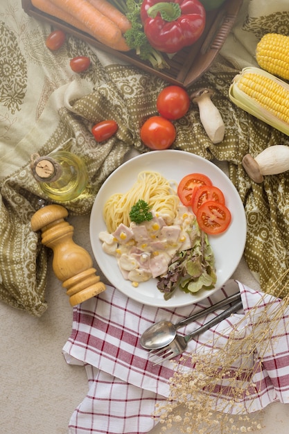 Delicioso macarrão à carbonara com bacon e queijo parmesão