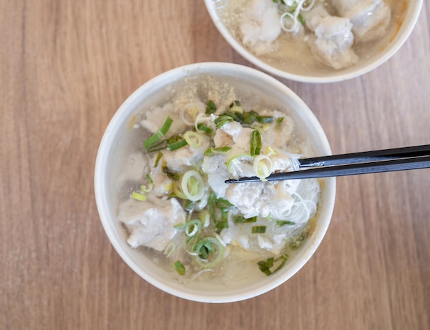 Delicioso macarrão de arroz de bola de peixe em sopa grossa comida comum em Tainan Taiwan Ásia cozinha de rua taiwanesa asiática close-up estilo de vida