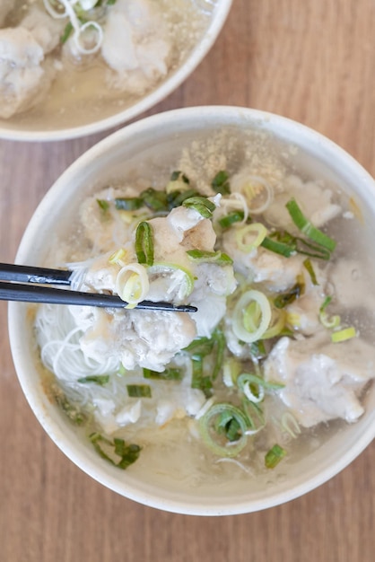 Delicioso macarrão de arroz de bola de peixe em sopa grossa comida comum em Tainan Taiwan Ásia cozinha de rua taiwanesa asiática close-up estilo de vida