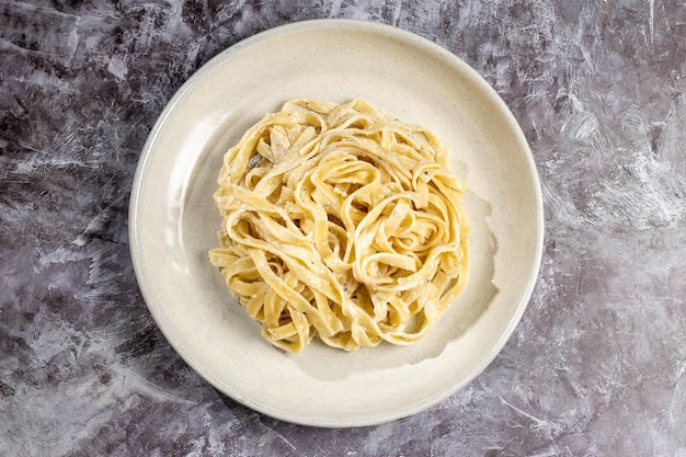 Delicioso macarrão fettuccine com molho de queijo branco Macarrão fettuccine com molho Alfredo