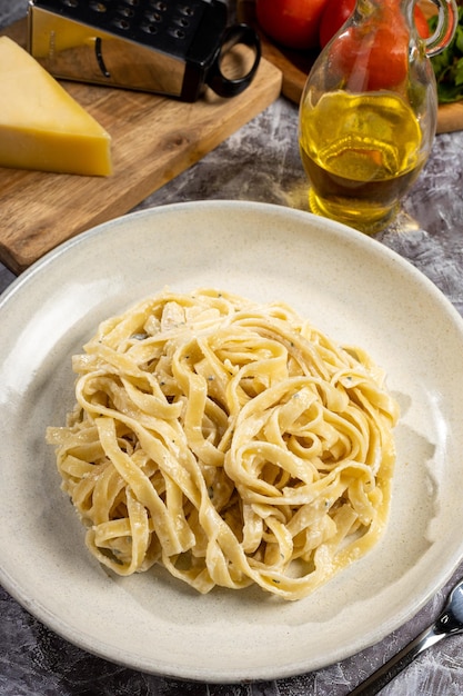 Delicioso macarrão fettuccine com molho de queijo branco Macarrão fettuccine com molho Alfredo