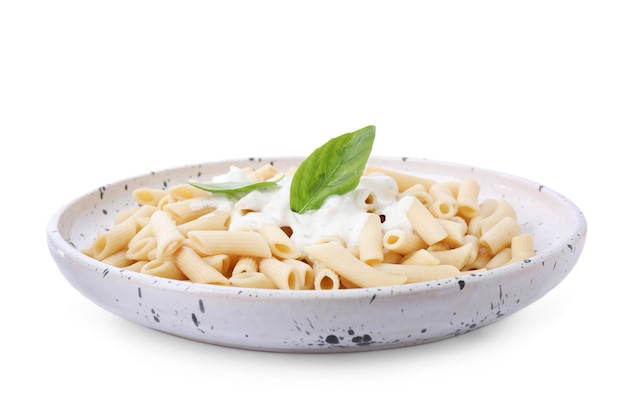 Delicioso macarrão penne com molho isolado no branco