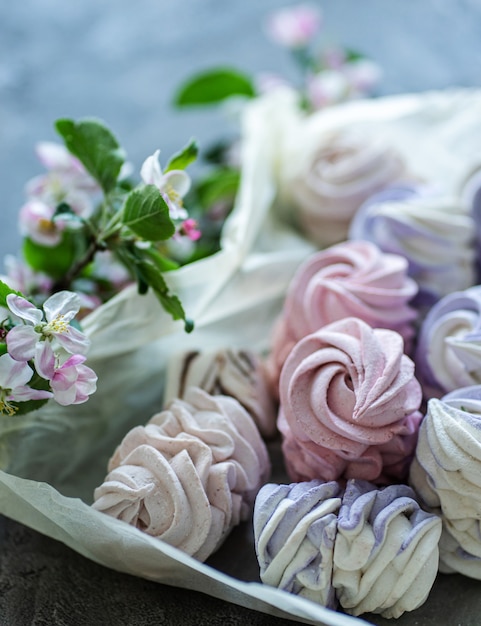 Delicioso marshmallow em papel artesanal com flores da primavera