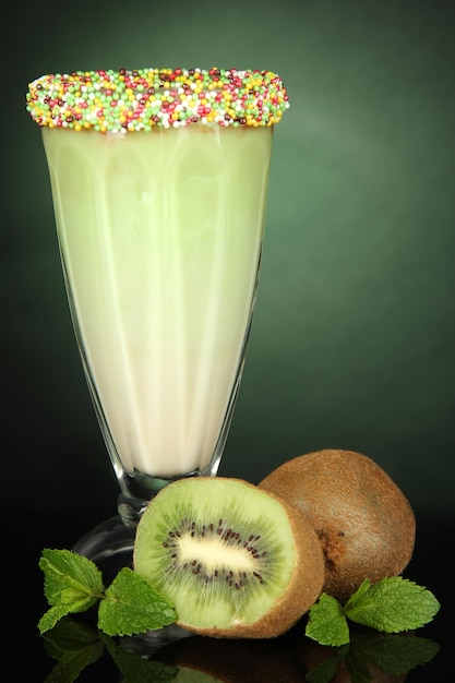 Delicioso milk-shake em fundo verde escuro