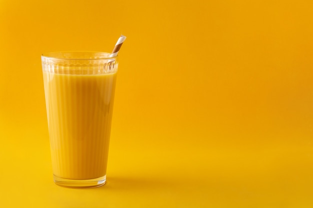 Delicioso milkshake de baunilha em fundo amarelo