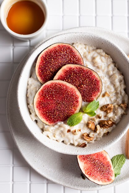 Delicioso mingau de aveia com frutas e nozes no café da manhã